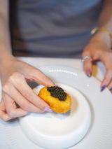 西班牙经典 Tapas｜鱼子酱火腿可乐饼