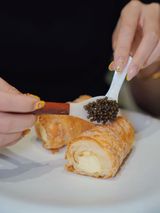 酥到掉渣！鱼子酱起酥卷封神下午茶